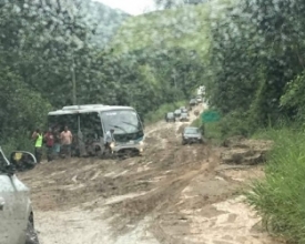 Trecho da Serramar é liberado após queda de barreira