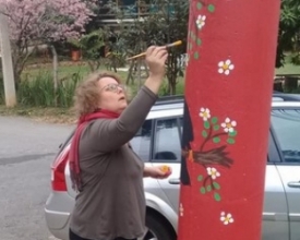 Artista plástica do Rio se dedica a pintar postes quando vem a Friburgo