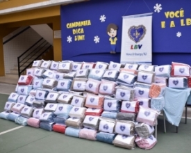 Famílias recebem doações de cobertores da LBV 