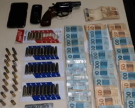 Homem preso com anabolizantes, arma e R$ 35 mil em casa, em Macuco