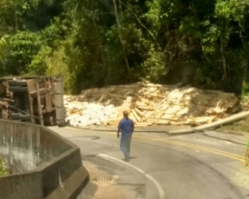 Caminhão tomba e derruba poste na Serramar