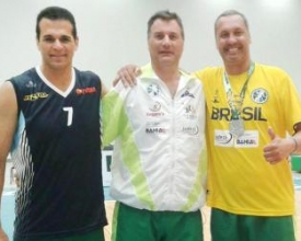 Friburguense Fábio Freitas é vice com seleção de basquete master