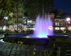 Chafariz da Praça Getúlio Vargas ganha iluminação especial