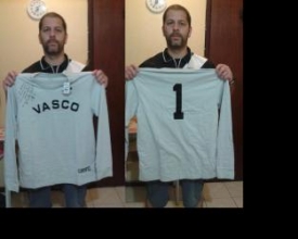 Colecionador do Vasco recebe camisa da filha do ex-goleiro Barbosa