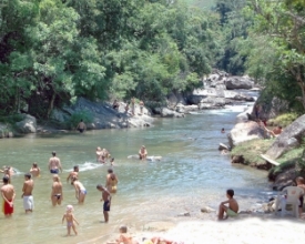 Verão começa com alerta para segurança em rios e cachoeiras