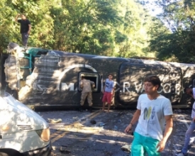 Ônibus com jogadores do Vasco sofre acidente na Serra 