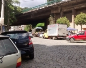 Parada em fila dupla prejudica o trânsito da Rua Moisés Amélio