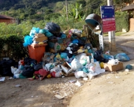 Em Lumiar e São Pedro, depois da festa do feriadão vem a ressaca do lixo