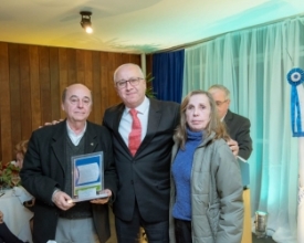 Ex-dono da Moacir Joias ganha troféu de Mérito Lojista