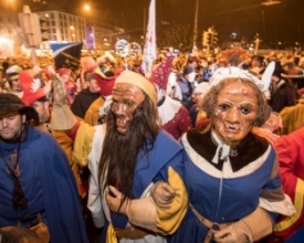 Primeiro bloco brasileiro anima carnaval de Fribourg, na Suíça