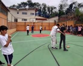 Colônia japonesa treina esportes com alunos de escola municipal 