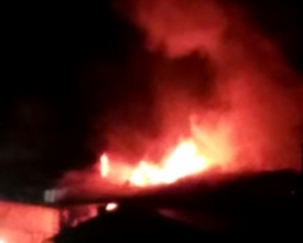 Incêndio de madrugada destrói casa no Santo André