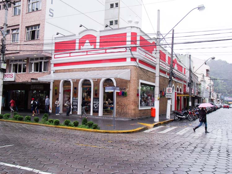 O prédio da antiga loja A Bota Preta hoje dá lugar a uma loja de roupas infantis (Arquivo AVS)