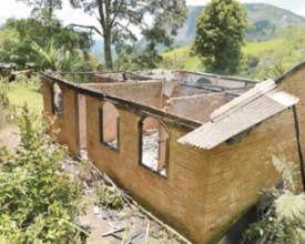 Incêndio destrói casa no bairro Cascatinha