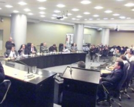 CPI da Saúde rejeitada durante madrugada