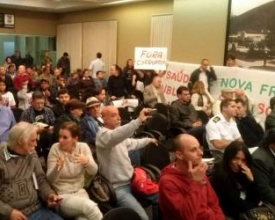 Manifestantes na Câmara cobravam explicação de vereadores contrários à CPI