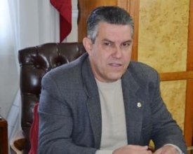 Prefeito reduz o próprio salário e o de secretários