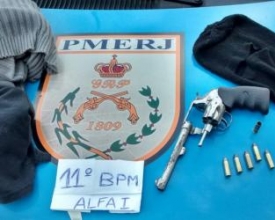 Menor é baleado com a própria arma ao assaltar açougue