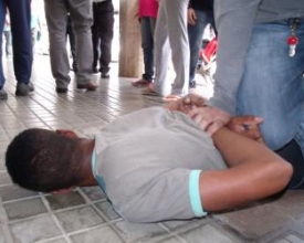 Adolescente acusado de furtar celular é rendido por populares 