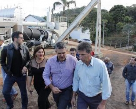 Prefeito e vereadores visitam sede da nova usina de asfalto 
