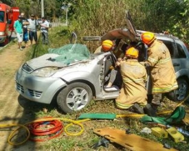 Carro capota e motorista se fere no Alto das Braunes