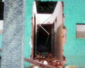 Escola em Macaé de Cima é parcialmente demolida por morador