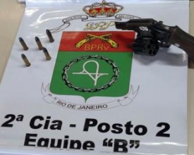 Homem é detido com revólver na RJ-116