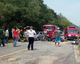 Motociclista morre e duas pessoas ficam feridas em acidente na RJ-142