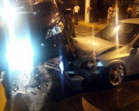Colisão de carros fere três pessoas no Paissandu