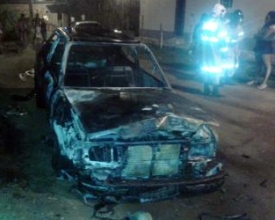 Fogo destrói carro no Rui Sanglard