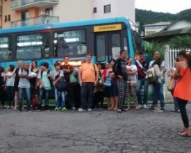 Moradores apreendem ônibus como protesto no Sítio São Luiz