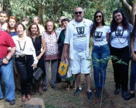 Cerimônia em memória a Jaburu reuniu artistas e amigos nos jardins do Country