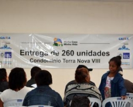 Vítimas da tragédia recebem chaves de 260 apartamentos no Terra Nova 