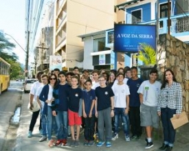 Alunos do João Bazet visitam A VOZ DA SERRA