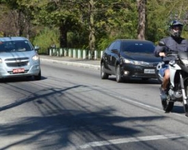 Farol baixo é obrigatório em trechos urbanos de rodovias, afirma DER-RJ