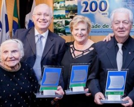 CDL homenageia comerciantes com Troféu Mérito Lojista