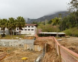 Operários com salários atrasados e obras paradas no Hospital do Câncer 