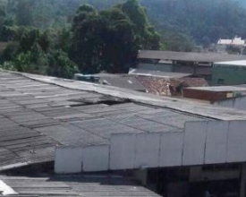 Telhas caem e ferem estudante em escola pública de Olaria