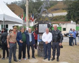 Condutores da chama na cidade confraternizam antes do histórico momento