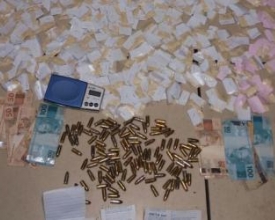 Centenas de sacolés de cocaína e munição são apreendidos no Alto de Olaria