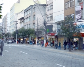 Horário estendido no comércio começa a valer nesta quinta-feira