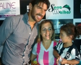 Alvinegros lotam quadra da Vilage em grande festa para Loco Abreu