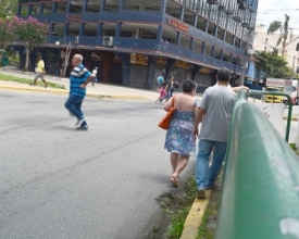 Pedestres continuam ignorando sinalização em cruzamento no Centro