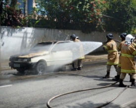 Carro pega fogo e trava trânsito próximo ao Suspiro