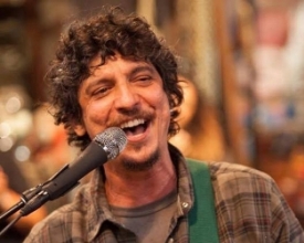 Pedro Luís se apresenta no Sesc nesta sexta-feira