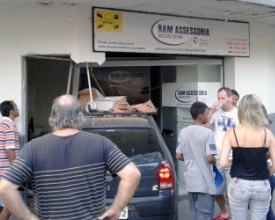 Carro destrói fachada de escritório em Olaria