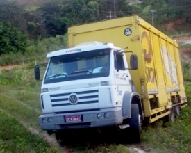 Três são presos após tentar roubar carga de caminhão