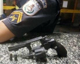 Homem é preso em Friburgo após negociar venda de arma no Facebook