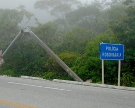 Placa caída na entrada de Nova Friburgo chama atenção de moradores e visitantes