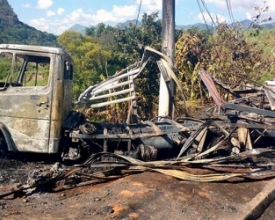 Chamas destroem caminhão na RJ-146